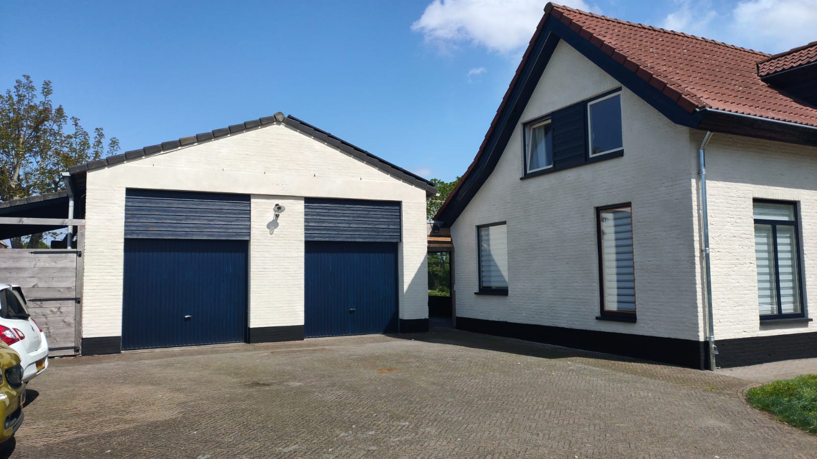 Een woning waarvan de gevel en de garage zijn afgewerkt met spuitkurk