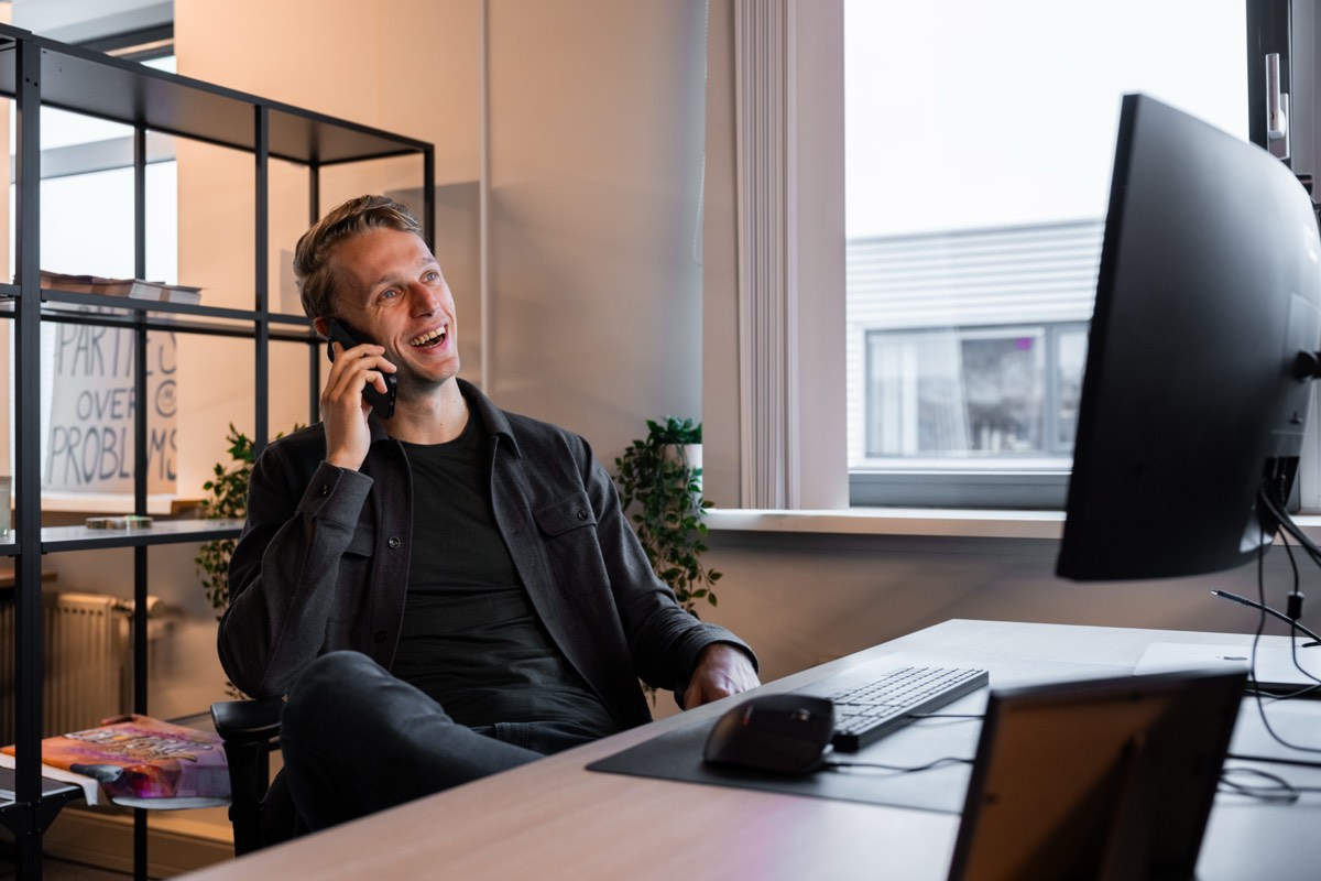 Jurre Kluin in gesprek aan de telefoon op kantoor bij Leadi